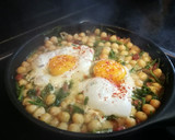 Foto del paso 3 de la receta: Garbanzos con espárragos silvestre, jamón curado y huevo