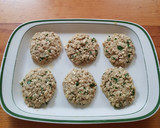 Foto del paso 2 de la receta: Tortitas de salmón con salsa tártara light
