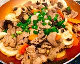 Hình bước làm 2 của món Thịt Heo Xào Nấm