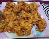 A picture of step 4 of Piyaz palak ke pakoray.