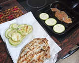 Foto del paso 2 de la receta: Pechuga con calabacín a la plancha y ensalada de zanahoria