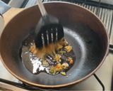 รูปขั้นตอนการทำที่ 1 ของ หอยลายผัดโหระพา 🐚