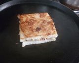 A picture of step 4 of Caramelized Schezwan Aaloo Masala Sandwich.