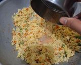 Foto langkah ke 5 dari resep Nasi goreng telur.