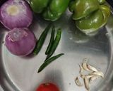 शिमला मिर्च प्याज की सब्जी रेसिपी चरण 1 फोटो