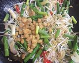 Foto langkah ke 5 dari resep Tumis Tauge Kacang Panjang with Ikan asin.
