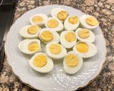 Foto del paso 2 de la receta Huevos rellenos con gula, aguacate y langostinos