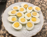 Foto del paso 2 de la receta: Huevos rellenos con gula, aguacate y langostinos