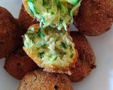 Foto del passaggio 4 della ricetta Polpette o chicche di zucchina fritte