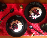 Foto del paso 3 de la receta: Mug cake de yogur y frutos rojos