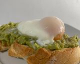 Foto del paso 3 de la receta Tosta con aguacate y huevo poché