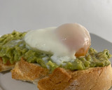Foto del paso 3 de la receta: Tosta con aguacate y huevo poché