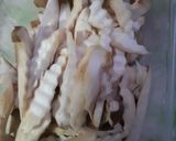 รูปขั้นตอนการทำที่ 2 ของ ผัดมันแกวทวิเห็ด Yam bean fried with 2 types of mushrooms