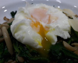 Foto del paso 8 de la receta: Wok de espinacas y shimeji con huevo poché