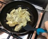 Foto langkah ke 5 dari resep Gyoza (Fried Dumplings).