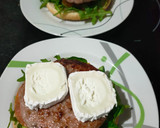 Foto del paso 4 de la receta: Hamburguesas con rúcula y queso de cabra