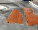 Foto del paso 2 de la receta: Salmón con vinagreta de alcaparras y miel con langostinos al ajillo