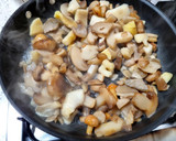 Foto del paso 3 de la receta: Empanadillas de carne, setas y queso con pasta de trufa