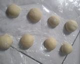 Foto langkah ke 4 dari resep Donat empuk lemput tanpa telur.