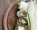 Cukkinitekercs sajttal és sonkás felvágottal recept fázis 1 fotója
