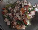 Foto langkah ke 5 dari resep Tumis cumi kering.