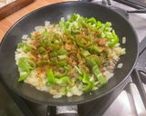 Une image de l'étape 8 de Saucisses allemandes aux poivrons verts, oignon et épices.