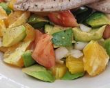 Foto del paso 1 de la receta: Ensalada de tomates, aguacate y naranjas con melva