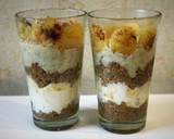 Foto del paso 5 de la receta: Postre banana split de avena en vaso. Receta original de Geri. Postre light sin azúcar ni harina