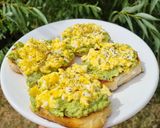Foto del paso 3 de la receta: Tostón con Palta y Huevo