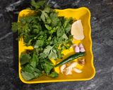 A picture of step 1 of Green coriander mint chutney.