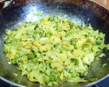 "मटार बटाटा कोबी"(Matar Batata Kobi Recipe In Marathi) रेसिपी स्टेप 2 फोटो 