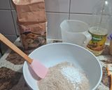 Foto del paso 1 de la receta: Pizza integral de queso y aceitunas