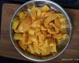 A picture of step 2 of Mango juice.