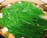 Hình bước làm 3 của món Canh Hẹ Nấu Đậu Hủ Nấm Rơm