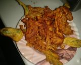 A picture of step 5 of Recipe of kaanda bhajiyas with green chillies,indian snakes.