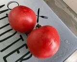 Une image de l'étape 3 de Salade de tomates roses et concombre à la crème, feta et persil.