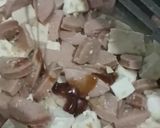 Foto langkah ke 3 dari resep Tumis sosis tahu saus tiram.