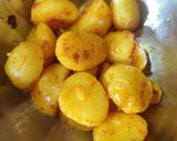 A picture of step 3 of Lasaniya batata.