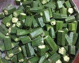 A picture of step 1 of Chatpata Masala Bhindi.