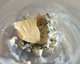 Foto del paso 2 de la receta: Relleno de roquefort para tartaletas saladas