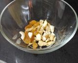 A picture of step 1 of Strawberry kesari.