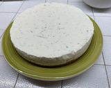 Foto del passaggio 9 della ricetta Cheesecake al basilico, limone e miele con yogurt, pinoli e morette di rovo