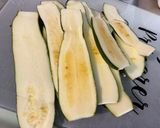 Une image de l'étape 2 de Courgettes marinées grillées à la plancha.