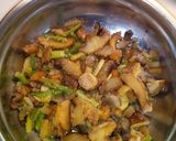 Foto del passaggio 1 della ricetta Risotto light con funghi porcini punte di asparagi e piselli