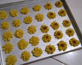 Foto langkah ke 2 dari resep Kue semprit jadul.