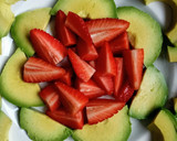 Foto del paso 2 de la receta: Ensalada de aguacate, anchoas naturales, fresas y hierbabuena