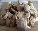 A picture of step 1 of Grilled Oyster Mushrooms with Lemon-Olive Oil and Herbs 🍄🍄.