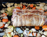 Foto del paso 8 de la receta: Lomo relleno de ciruelas, piñones, bacon, jamón York y queso
