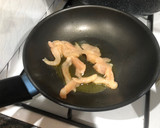 Foto del paso 3 de la receta: Salteado de espárragos de temporada con gamba congelada, pechuga de pollo y huevos de codorniz