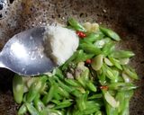 Foto langkah ke 4 dari resep Tumis Buncis Lada Putih.